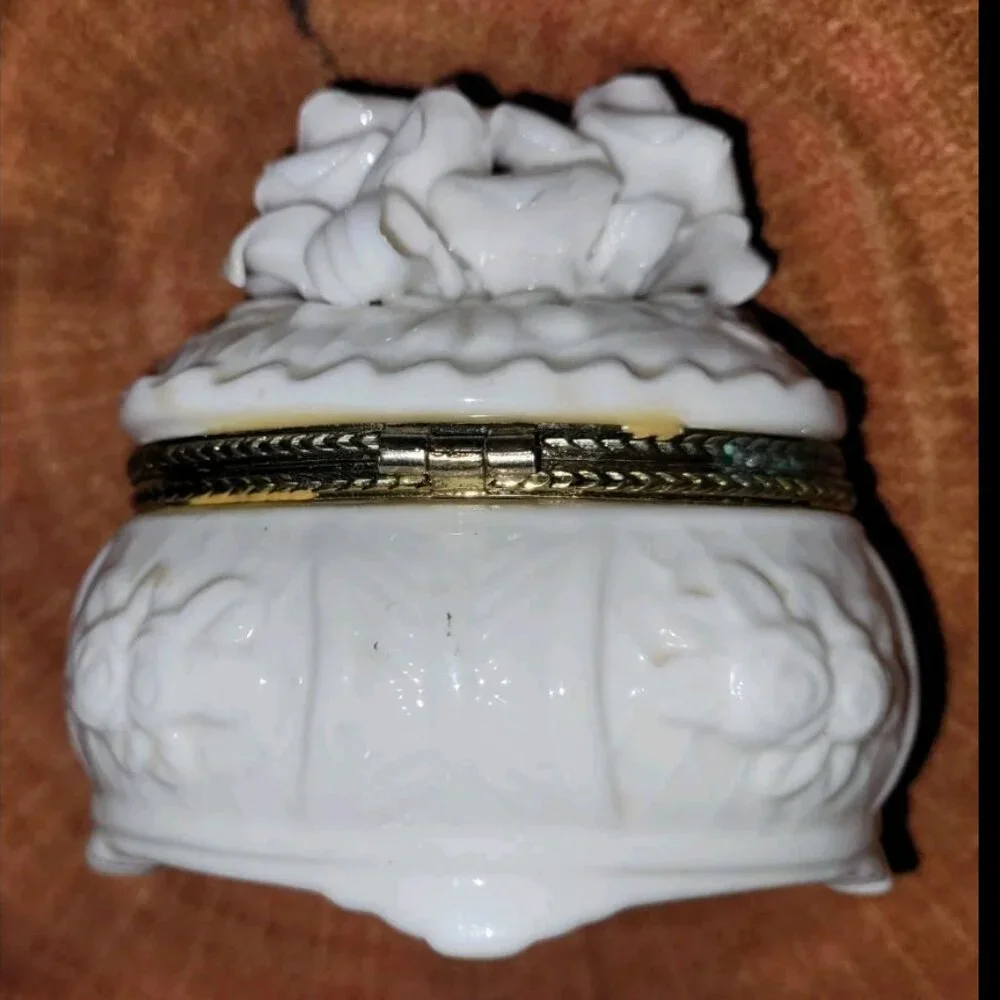 🌹 Antique White Bisque Porcelain Trinket Jewelry Box W. Gold Trimming & Roses
